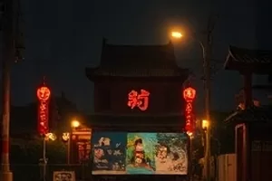 深夜食铺纪录片封面，深夜亮着暖灯的小面馆