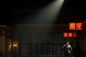 灯塔下的人剧集封面，夜里亮着灯的白色灯塔